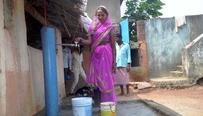 जल जीवन मिशन योजना के तहत घरों में जल मिलने से महिलाओं के चेहरे पर झलकी खुशी