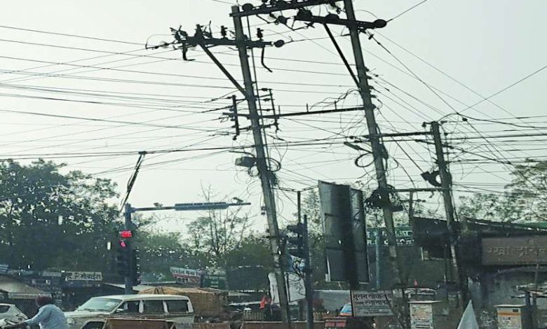 मेंटेनेंस का काम कर रहे दो संविदा कर्मचारी आए करंट की चपेट में.