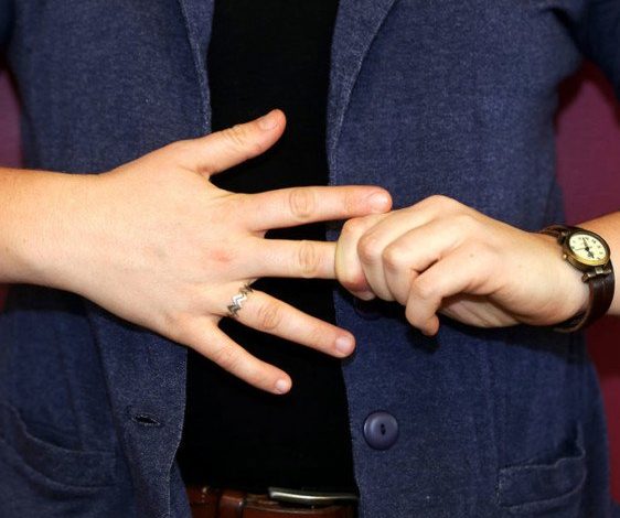 मामूली झगड़े में महिला ने पड़ोसी की चबा ली अंगुलियां, थाने पहुंचा मामला