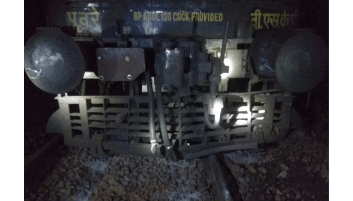 छत्तीसगढ़ के दंतेवाड़ा जिले में नक्सलियों ने रेलवे ट्रैक को पहुंचाया नुकसान