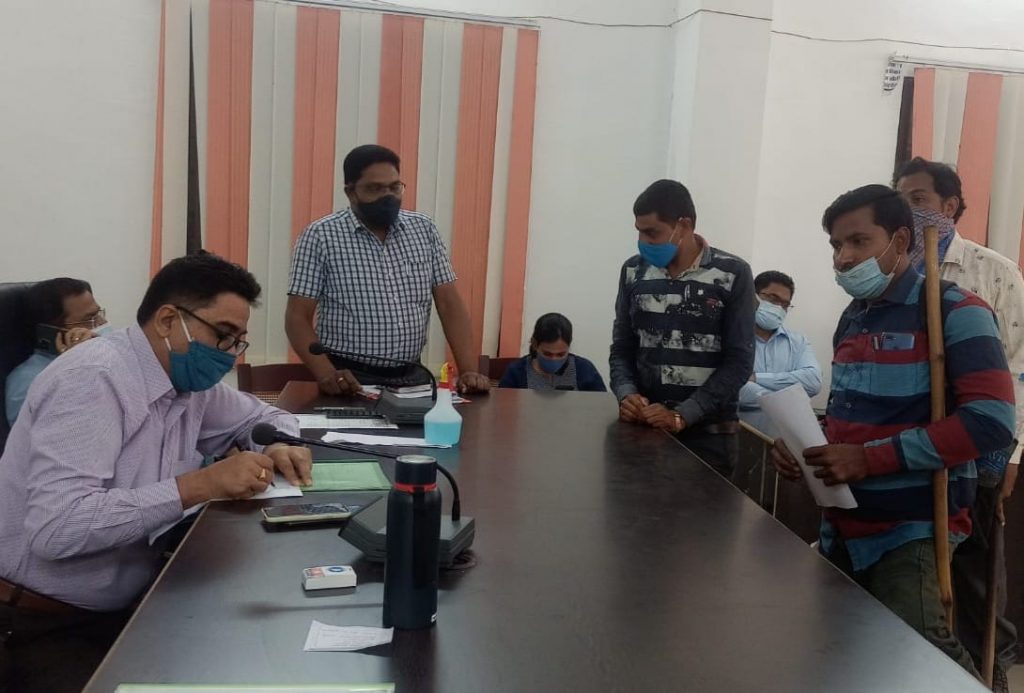 जनचौपाल में शिकायतों और समस्याओं को लेकर उमड़ी भीड़, कलेक्टर-एसपी ने की ग्रामीणों से मुलाकात बलौदाबाजार : लगभग डेढ़ साल के अंतराल के बाद आयोजित पहली जिला स्तरीय जन-चौपाल में बड़ी संख्या में लोगों की भीड़ उमड़ पड़ी। कलेक्टर सुनील कुमार जैन एवं एसपी आई. के. ऐलिसेला ने पूरे दो घण्टे तक जनचौपाल में बैठकर एक-एक ग्रामीणों से सीधे मुलाकात कर उनसे आवेदन लिया और उन्हें सार्थक निराकरण का भरोसा दिलाया। चौपाल में आज विभिन्न मांगों और समस्याओं से संबंधित 55 आवेदन प्राप्त हुए। कलेक्टर ने मौके पर मौजूद वरिष्ठ अधिकारियों को उनका आवेदन सौंपते हुए निराकरण के सख्त निर्देश दिये। पलारी तहसील के ग्राम टीला निवासी श्रवण बाधित महिला लक्ष्मी ध्रुव को मौके पर ही श्रवण यंत्र दिलाया गया। मितानीन का काम करने वाली लक्ष्मी सोची भी नहीं थी कि आवेदन देने के तत्काल बाद सुनने का यंत्र मिल पायेगा। कलेक्टर के निर्देश पर समाज कल्याण विभाग ने तत्काल श्रवण यंत्र प्रदान किये। श्रवण यंत्र लगाकर लक्ष्मी सामान्य जनों की भांति कलेक्टर एवं अधिकारियों से बातचीत की। इस अवसर पर जिला पंचायत सीईओ फरिहा आलाम सिद्धिकी, अपर कलेक्टर राजेन्द्र गुप्ता सहित जिला स्तरीय वरिष्ठ अधिकारी उपस्थित थे। जन-चौपाल में बलौदाबाजार में एमएससी की पढ़ाई करने वाली अनुसूचित जाति की रजवन्तीन सागर ने पोस्ट मेट्रिक हॉस्टल में प्रवेश दिलाने का आवेदन दिया। उन्होंने कलेक्टर को बताया कि 50 किलोमीटर दूर ग्राम सुन्द्री स की रहने वाली है। डी.के.कॉलेज में एमएससी रसायन में प्रथम सेमेस्टर में पढ़ रही है। कलेक्टर ने सहायक आयुक्त आदिवासी विभाग को उनका आवेदन भेजकर आवश्यक कार्रवाई करने के निर्देश दिये। कसडोल तहसील के ग्राम कुशगढ़ से आये ग्रामीणों और पालकों के प्रतिनिधि मण्डल ने कलेक्टर से मुलाकात कर शाला में अतिरिक्त शिक्षक की मांग की। उन्होंने बताया कि मिडिल स्कूल में एकमात्र शिक्षक के चलते बच्चों की पढ़ाई प्रभावित हो रही है। जिला शिक्षा अधिकारी को परीक्षण कर आवश्यक इंतजाम करने कहा गया है। अमेरा के वर्तमान पंचों एवं ग्रामीणों ने वार्ड नम्बर 11 एवं 12 में पूर्व में स्वीकृत हो चुके सीसी रोड का निर्माण शुरू कराने के लिए कलेक्टर को आवेदन दिया। उन्होने बताया कि पूर्व सरंपंच एवं सचिव द्वारा इस मद की राशि निकाली जा चुकी है। कलेक्टर ने मुख्यमंत्री ग्राम सड़क योजना के ईई को मामले की जांच कर प्रतिवेदन प्रस्तुत करने के निर्देश दिये हैं। रावन निवासी गोपाल यदु ने आरटीओ विभाग में प्रदूषण को पंजीकृत एवं सत्यापन कराने के लिए आवेदन दिया। स्वरोजगार ऋण योजना के अंतर्गत उन्होंने प्रदूषण जांच वाहन खरीदी है। कलेक्टर ने आरटीओ को जल्द कार्यवाही कर आवेदक को सूचित करने कहा है। सुहेला तहसील के ग्राम बिटकुली निवासी भगेला राम ने अपने खेत तक पहुंचने के लिए रास्ता खुलवाने का आवेदन दिया। कलेक्टर ने उनके आवेदन को टीएल में रखते हुए भगेला राम को खेत तक पहुंचने के लिए रास्ता दिलवाने के निर्देश दिए हैं। कसडोल तहसील के ग्राम डोंगरीडीह निवासी साहेबलाल केंवट ने अपने गुमशुदा पिता के स्थान पर पुश्तैनी जमीन पर नाम दर्ज करने के लिए दरख्वास्त दिया। उन्होंने बताया कि लगभग 20 साल पूर्व से उनके पिता घर से बाहर कहीं चले गये हैं। इससे धान बेचने में परेशानी हो रही है। कलेक्टर ने एसडीएम कसडोल को आवश्यक कार्रवाई करने को कहा है। सिमगा तहसील के ग्राम हथबंद के ग्रामीणों और पंचों ने पंचायत सचिव एवं रोजगार सहायक को हटाने के लिए आवेदन दिया। उनकी कार्यप्रणाली शासन के नियम-कायदों के विपरित है। कलेक्टर ने जिला पंचायत सीइओ को जांच कर आवश्यक कार्रवाई करने कहा है। आयुर्वेद चिकित्सक डॉ. आर.के.बंजारे की सेवायें जिला अस्पताल के आयुष विंग में यथावत बनाये रखने के लिए इलाजरत मरीजों ने आवेदन किया है। कलेक्टर ने इसे गंभीरता से लेते हुए स्वास्थ्य विभाग को आवश्यक कार्रवाई के निर्देश दिये। पन्द्रहवें वित्त की राशि में गड़बड़ी का आरोप कोहरौद के वर्तमान स्थानापन्न सरपंच पर लगाया गया है। कलेक्टर ने मामले की गंभीरता को देखते हुए इसकी जांच के निर्देश जिला पंचायत सीईओ को दिये हैं।