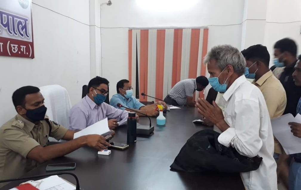 जनचौपाल में शिकायतों और समस्याओं को लेकर उमड़ी भीड़, कलेक्टर-एसपी ने की ग्रामीणों से मुलाकात