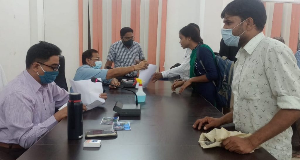 जनचौपाल में शिकायतों और समस्याओं को लेकर उमड़ी भीड़, कलेक्टर-एसपी ने की ग्रामीणों से मुलाकात बलौदाबाजार : लगभग डेढ़ साल के अंतराल के बाद आयोजित पहली जिला स्तरीय जन-चौपाल में बड़ी संख्या में लोगों की भीड़ उमड़ पड़ी। कलेक्टर सुनील कुमार जैन एवं एसपी आई. के. ऐलिसेला ने पूरे दो घण्टे तक जनचौपाल में बैठकर एक-एक ग्रामीणों से सीधे मुलाकात कर उनसे आवेदन लिया और उन्हें सार्थक निराकरण का भरोसा दिलाया। चौपाल में आज विभिन्न मांगों और समस्याओं से संबंधित 55 आवेदन प्राप्त हुए। कलेक्टर ने मौके पर मौजूद वरिष्ठ अधिकारियों को उनका आवेदन सौंपते हुए निराकरण के सख्त निर्देश दिये। पलारी तहसील के ग्राम टीला निवासी श्रवण बाधित महिला लक्ष्मी ध्रुव को मौके पर ही श्रवण यंत्र दिलाया गया। मितानीन का काम करने वाली लक्ष्मी सोची भी नहीं थी कि आवेदन देने के तत्काल बाद सुनने का यंत्र मिल पायेगा। कलेक्टर के निर्देश पर समाज कल्याण विभाग ने तत्काल श्रवण यंत्र प्रदान किये। श्रवण यंत्र लगाकर लक्ष्मी सामान्य जनों की भांति कलेक्टर एवं अधिकारियों से बातचीत की। इस अवसर पर जिला पंचायत सीईओ फरिहा आलाम सिद्धिकी, अपर कलेक्टर राजेन्द्र गुप्ता सहित जिला स्तरीय वरिष्ठ अधिकारी उपस्थित थे। जन-चौपाल में बलौदाबाजार में एमएससी की पढ़ाई करने वाली अनुसूचित जाति की रजवन्तीन सागर ने पोस्ट मेट्रिक हॉस्टल में प्रवेश दिलाने का आवेदन दिया। उन्होंने कलेक्टर को बताया कि 50 किलोमीटर दूर ग्राम सुन्द्री स की रहने वाली है। डी.के.कॉलेज में एमएससी रसायन में प्रथम सेमेस्टर में पढ़ रही है। कलेक्टर ने सहायक आयुक्त आदिवासी विभाग को उनका आवेदन भेजकर आवश्यक कार्रवाई करने के निर्देश दिये। कसडोल तहसील के ग्राम कुशगढ़ से आये ग्रामीणों और पालकों के प्रतिनिधि मण्डल ने कलेक्टर से मुलाकात कर शाला में अतिरिक्त शिक्षक की मांग की। उन्होंने बताया कि मिडिल स्कूल में एकमात्र शिक्षक के चलते बच्चों की पढ़ाई प्रभावित हो रही है। जिला शिक्षा अधिकारी को परीक्षण कर आवश्यक इंतजाम करने कहा गया है। अमेरा के वर्तमान पंचों एवं ग्रामीणों ने वार्ड नम्बर 11 एवं 12 में पूर्व में स्वीकृत हो चुके सीसी रोड का निर्माण शुरू कराने के लिए कलेक्टर को आवेदन दिया। उन्होने बताया कि पूर्व सरंपंच एवं सचिव द्वारा इस मद की राशि निकाली जा चुकी है। कलेक्टर ने मुख्यमंत्री ग्राम सड़क योजना के ईई को मामले की जांच कर प्रतिवेदन प्रस्तुत करने के निर्देश दिये हैं। रावन निवासी गोपाल यदु ने आरटीओ विभाग में प्रदूषण को पंजीकृत एवं सत्यापन कराने के लिए आवेदन दिया। स्वरोजगार ऋण योजना के अंतर्गत उन्होंने प्रदूषण जांच वाहन खरीदी है। कलेक्टर ने आरटीओ को जल्द कार्यवाही कर आवेदक को सूचित करने कहा है। सुहेला तहसील के ग्राम बिटकुली निवासी भगेला राम ने अपने खेत तक पहुंचने के लिए रास्ता खुलवाने का आवेदन दिया। कलेक्टर ने उनके आवेदन को टीएल में रखते हुए भगेला राम को खेत तक पहुंचने के लिए रास्ता दिलवाने के निर्देश दिए हैं। कसडोल तहसील के ग्राम डोंगरीडीह निवासी साहेबलाल केंवट ने अपने गुमशुदा पिता के स्थान पर पुश्तैनी जमीन पर नाम दर्ज करने के लिए दरख्वास्त दिया। उन्होंने बताया कि लगभग 20 साल पूर्व से उनके पिता घर से बाहर कहीं चले गये हैं। इससे धान बेचने में परेशानी हो रही है। कलेक्टर ने एसडीएम कसडोल को आवश्यक कार्रवाई करने को कहा है। सिमगा तहसील के ग्राम हथबंद के ग्रामीणों और पंचों ने पंचायत सचिव एवं रोजगार सहायक को हटाने के लिए आवेदन दिया। उनकी कार्यप्रणाली शासन के नियम-कायदों के विपरित है। कलेक्टर ने जिला पंचायत सीइओ को जांच कर आवश्यक कार्रवाई करने कहा है। आयुर्वेद चिकित्सक डॉ. आर.के.बंजारे की सेवायें जिला अस्पताल के आयुष विंग में यथावत बनाये रखने के लिए इलाजरत मरीजों ने आवेदन किया है। कलेक्टर ने इसे गंभीरता से लेते हुए स्वास्थ्य विभाग को आवश्यक कार्रवाई के निर्देश दिये। पन्द्रहवें वित्त की राशि में गड़बड़ी का आरोप कोहरौद के वर्तमान स्थानापन्न सरपंच पर लगाया गया है। कलेक्टर ने मामले की गंभीरता को देखते हुए इसकी जांच के निर्देश जिला पंचायत सीईओ को दिये हैं।