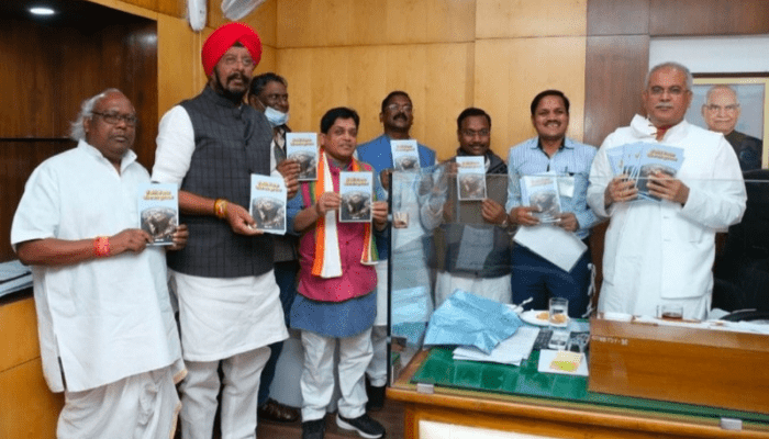 छत्तीसगढ़ : मुख्यमंत्री भूपेश बघेल ने ‘छै कोरी, छै आगर तरिया अऊ बूढ़ा नरवा’ पुस्तक का किया