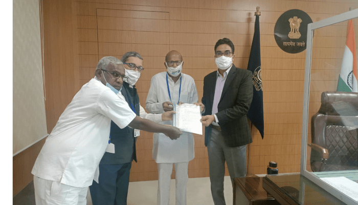 बलौदाबाजार : धारा 49 हटाने और 5 प्रतिशत महंगाई राहत देने मुख्यमंत्री और मुख्य सचिव के नाम ज्ञापन कलेक्टर को सौंपा