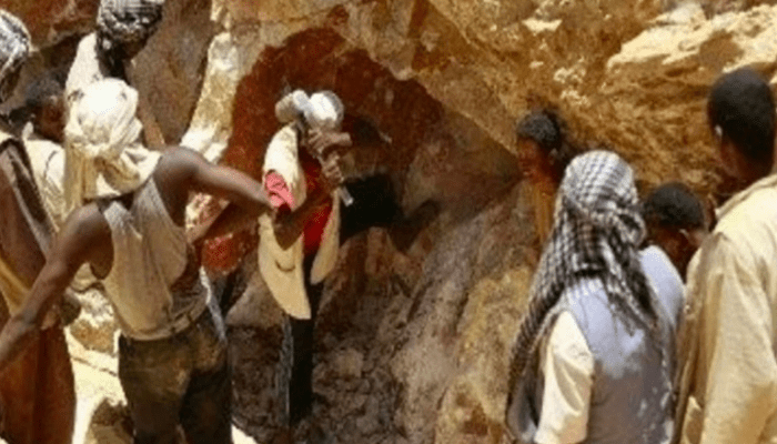 बड़ा हादसा: सोने की खदान धंसने से 38 लोगों की मौत, शवों को खोजने का काम जारी