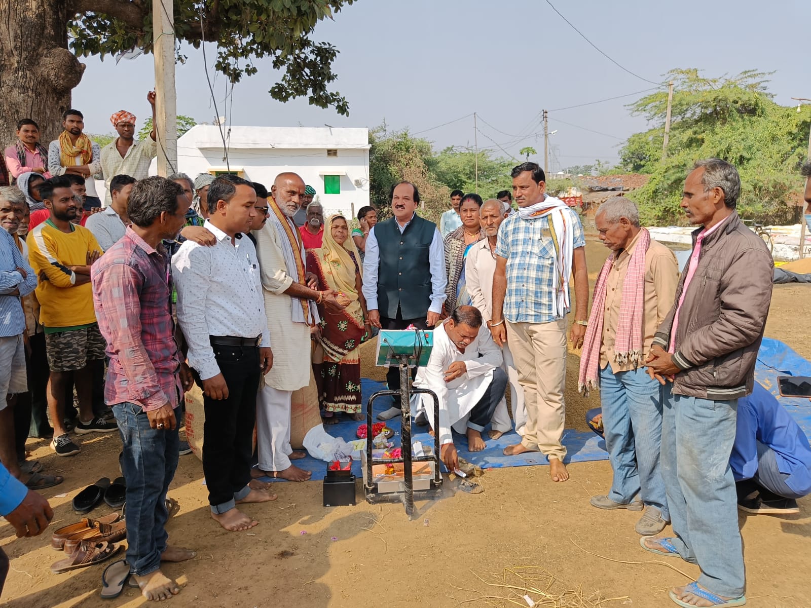 छत्तीसगढ़: खरीदी केंद्रों में पूजा-अर्चना के साथ शुरु हुई धान खरीदी, किसानों में खासा उत्साह