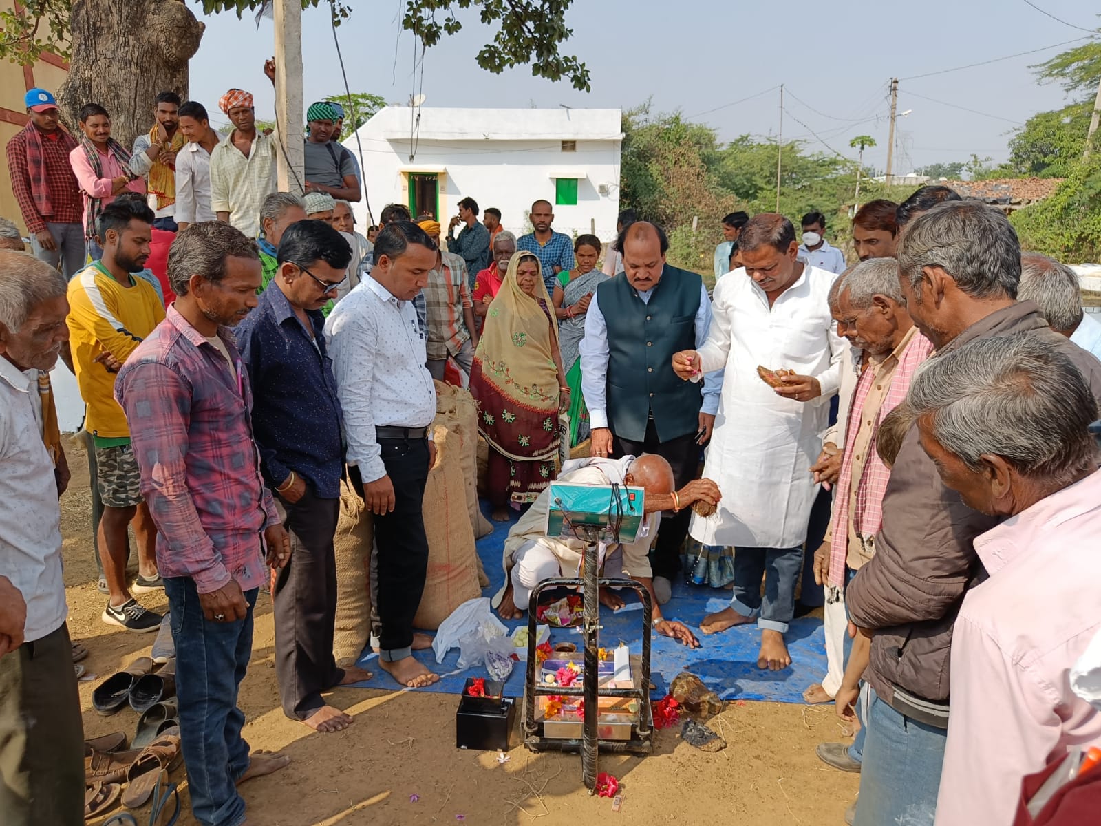छत्तीसगढ़: खरीदी केंद्रों में पूजा-अर्चना के साथ शुरु हुई धान खरीदी, किसानों में खासा उत्साह