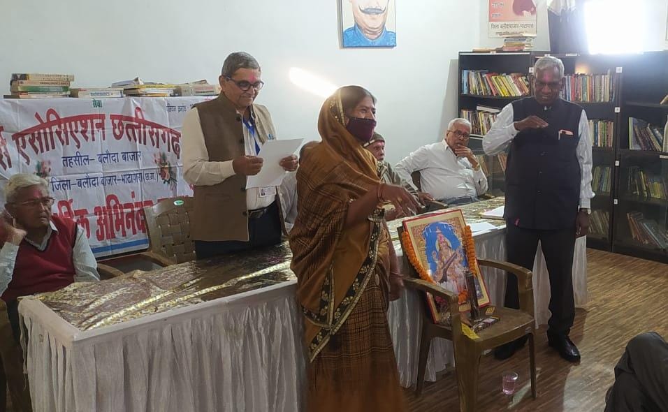 छत्तीसगढ़ : पेंशनर्स एसोसिएशन के नए पदाधिकारियों ने ली शपथ, नियुक्ति व आजीवन प्रमाण पत्र वितरित