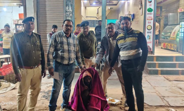 छत्तीसगढ़ : बेमेतरा पुलिस शीतलहर से बचाव के लिए जरूरतमंदो को कर रहे कंबल दान