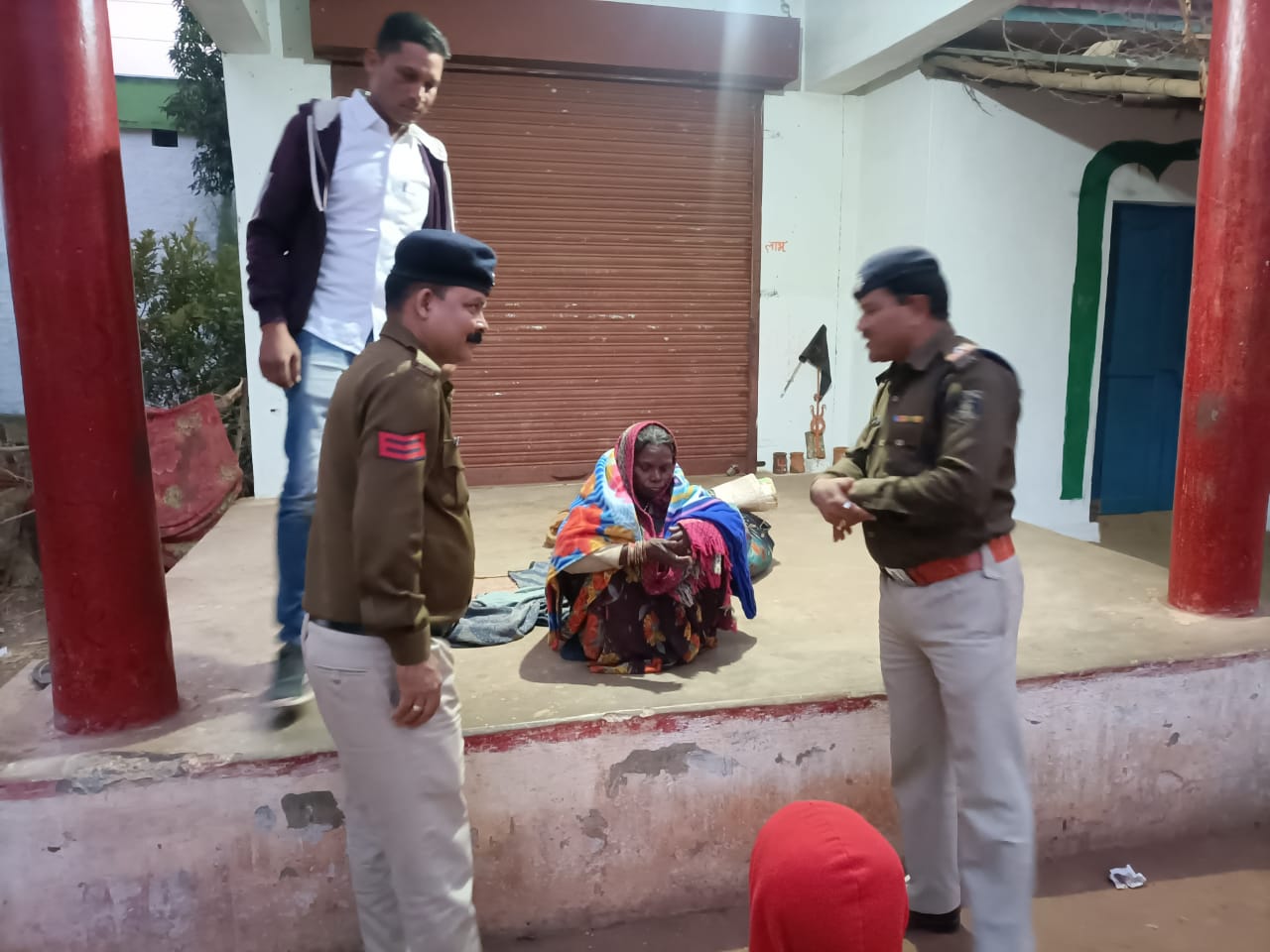 छत्तीसगढ़ : बेमेतरा पुलिस शीतलहर से बचाव के लिए जरूरतमंदो को कर रहे कंबल दान