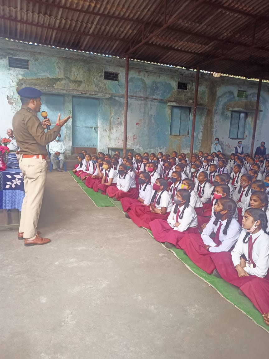 रायपुर : आज डॉ श्याम प्रसाद मुखर्जी शासकीय कन्या शाला में बाल सुरक्षा जागरूकता अभियान के तहत थाना खमतराई एवं रूम टू रीड इंडिया ट्रस्ट के संयुक्त तत्वाधान में बाल सुरक्षा विषय पर कार्यक्रम का आयोजन किया गया। मुख्य वक्ता के रूप में थाना प्रभारी खमतराई अश्वनी राठौर ने सभी छात्राओं को संबोधित करते हुए कहा, महिलाओं के लिए बनाया गया संवेदना कक्ष के बारे में जानकारी दी साथ ही छात्राओं को महिला पुलिसकर्मी से अपनी समस्याओं से अवगत कराने के बारे में विस्तृत जानकारी दी। उन्होंने आगे बताया कि, वुमन हेल्पलाइन के तहत दी जाने वाली विभिन्न सुरक्षाओं के बारे में भी बताया। 18 वर्ष से कम उम्र के बच्चों के लिए दी जाने वाली सुरक्षा के तहत चाइल्ड लाइन नंबर 1098, 112 पर अपनी समस्याओं को बता सकते हैं। छात्राओं ने आज घर से शाला आने व जाने के समय होने वाली विभिन्न आसामाजिक गतिविधियों की जानकारी दी, जिस पर थाना प्रभारी ने पेट्रोलिंग करने का आश्वासन दिया। बाल विवाह बाल श्रम, शिशु विक्रय, अपहरण और बाल अश्लीलता की व्यापक जानकारी दी। कार्यक्रम के अंत में प्राचार्य प्रवीण कुमार चटर्जी ने सराहनीय व जागरूकता से परिपूर्ण कार्यक्रम के लिए आभार प्रकट किया। उन्होंने भविष्य में भी इसप्रकार के कार्यक्रम आयोजित करते रहने की बात कही।