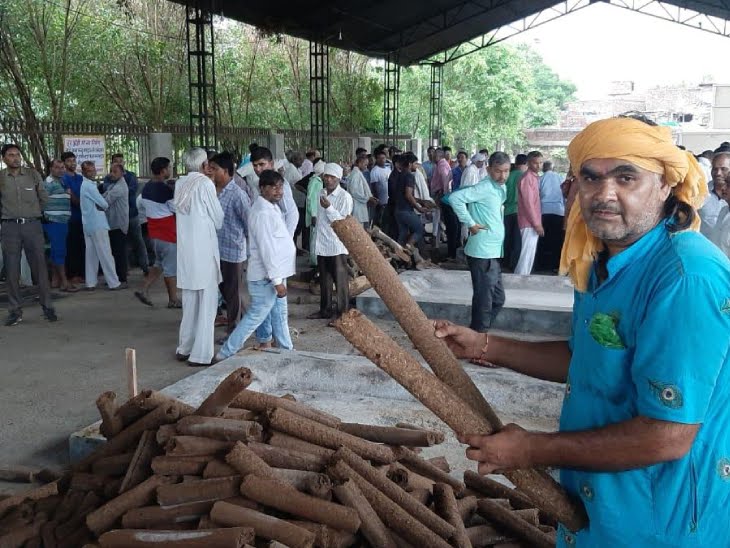 पंजाब के इंजीनियर ने बनाई गोबर से लकड़ी बनाने वाली मशीन