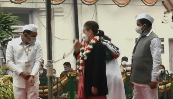 Congress 137th Foundation Day: स्थापना दिवस पर कांग्रेस का झंडा फहरा रही थीं सोनिया गांधी, पोल से नीचे गिरा