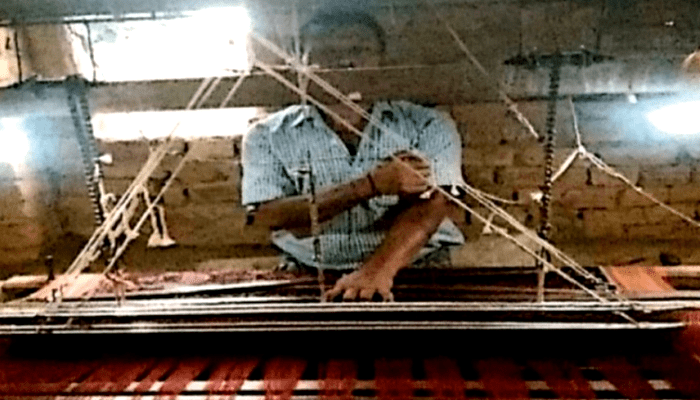 छत्तीसगढ़ : टाई डाई साड़ी बुनाई से संजय हुए खुशहाल
