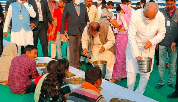 छत्तीसगढ़ : मुख्यमंत्री ने अनुरागी धाम में आयोजित भंडारा में श्रद्धालुओं एवं साधु संतों को भोजन परोसा