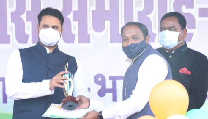 Cabinet Minister Umesh Patel ने नितेश चक्रधारी का किया सम्मान