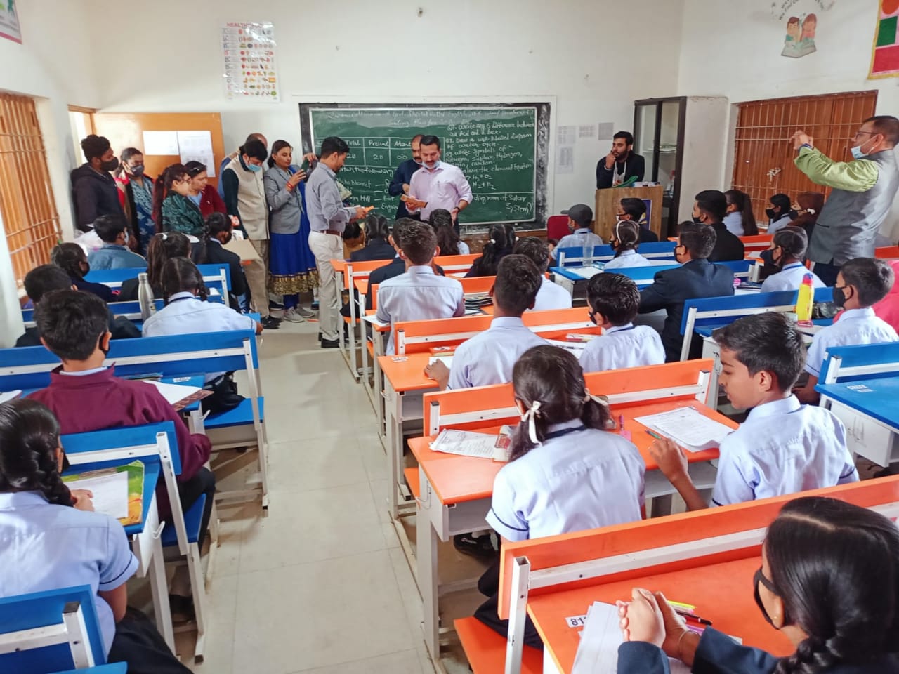 छत्तीसगढ़ : स्वामी आत्मानंद अग्रेजी माध्यम स्कूल पहुंचकर कलेक्टर ने दी नये साल की बधाई