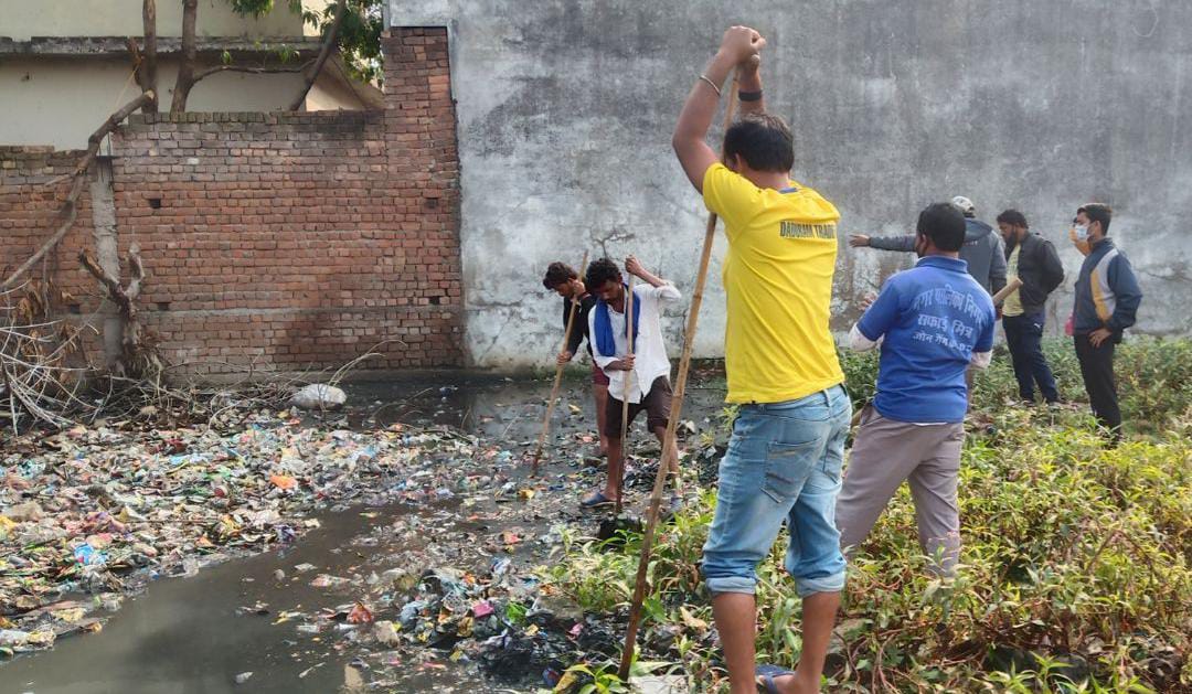 छत्तीसगढ़ : वार्ड के कांग्रेस पार्षद ने नही करवाई सफाई, समस्या से जूझ रहे रहवासियों के बोलने पर यूवाओं ने ही करवा दी सफाई