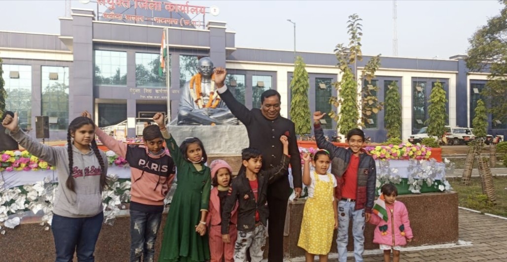 छत्तीसगढ़ : कलेक्टोरेट में डोमन सिंह ने किया ध्वजारोहण