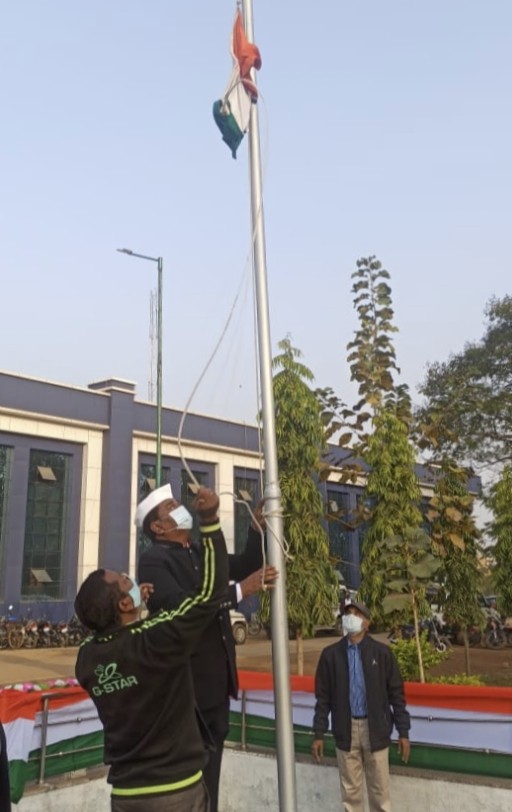 कलेक्टोरेट में डोमन सिंह ने किया ध्वजारोहण