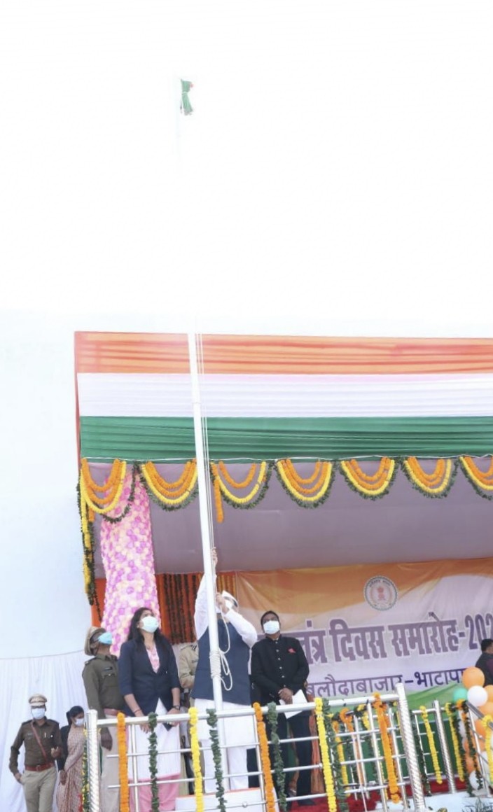 छत्तीसगढ़ : प्रभारी मंत्री उमेश पटेल ने किया ध्वजारोहण,  उत्कृष्टकार्य करने वाले विभिन्न 18 अधिकारी-कर्मचारी को किया सम्मानित