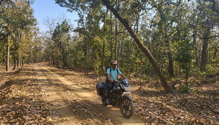 Collector visited on motorcycle: छत्तीसगढ़ के इस कलेक्टर की पूरे देश में चर्चा