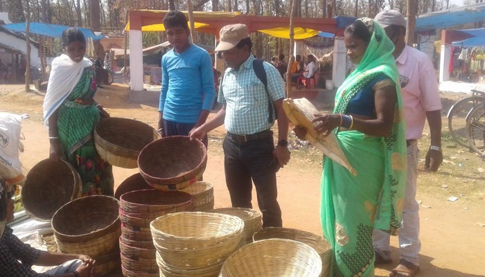 Collector visited on motorcycle: छत्तीसगढ़ के इस कलेक्टर की पूरे देश में चर्चा
