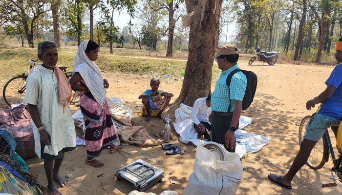 Collector visited on motorcycle: छत्तीसगढ़ के इस कलेक्टर की पूरे देश में चर्चा