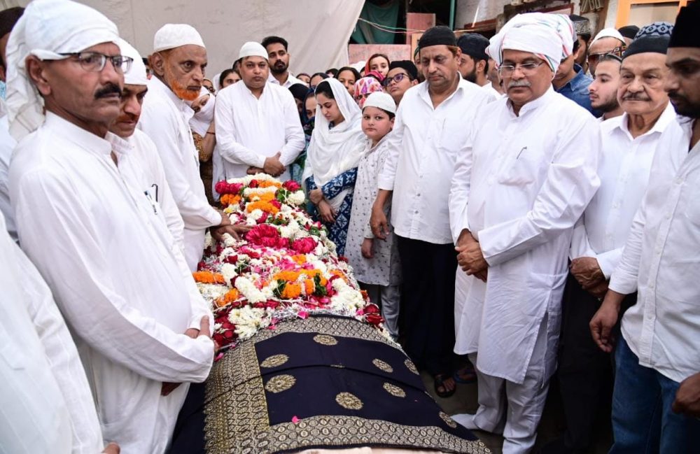 Minister Akbar Mother Death