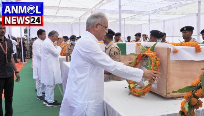 Chhattisgarh CM Bhupesh Baghel ने शहीद जवानों को दी श्रद्धाजंलि