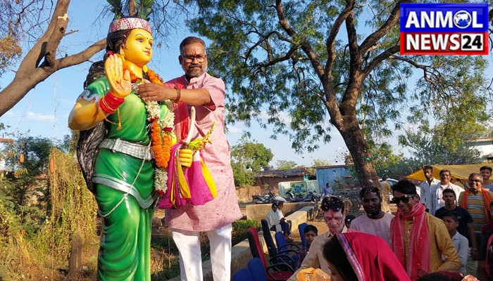 Chhattisgarh Mahtari statue installation