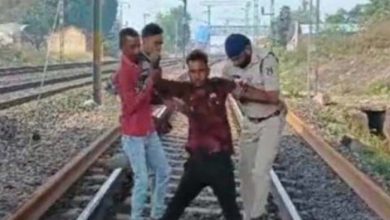 आत्महत्या करने रेलवे ट्रैक पहुंचा