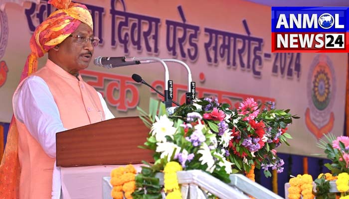 पुलिस परेड ग्राउंड में फहराया तिरंगा