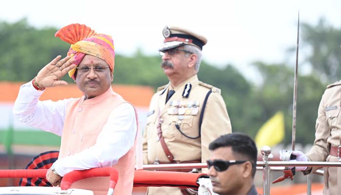 पुलिस परेड ग्राउंड में फहराया तिरंगा