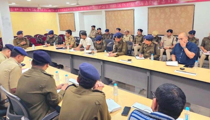 रायपुर SSP संतोष सिंह ने ली देर रात अपराध समीक्षा बैठक
