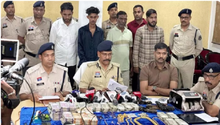 Raipur gold chain robbery :