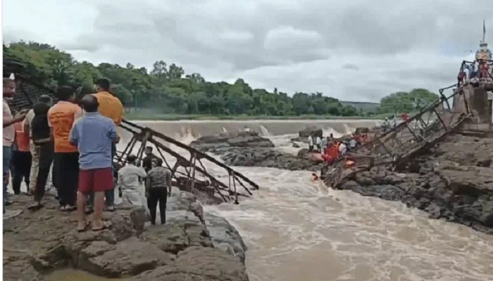 Pune bridge collapse : महराष्ट्र के पुणे में पुल ढहने से 6 की मौत, इंद्रायणी नदी में बहे 30 पर्यटक, रेस्क्यू जारी
