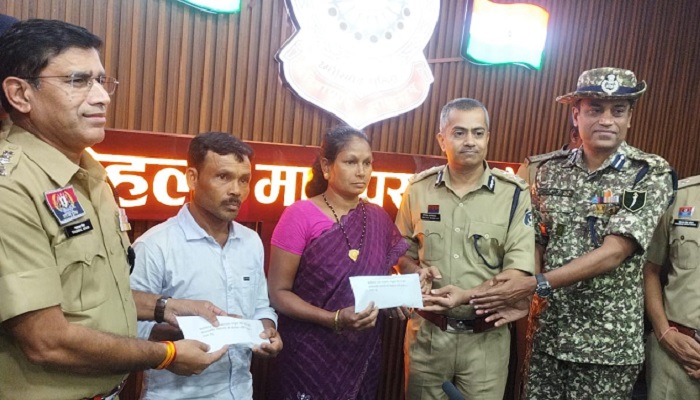 Teacher Turned Naxalite: 20 साल बाद आत्मसमर्पण, जीवन और पत्नी अगाशा ने छोड़ी बंदूक की राह