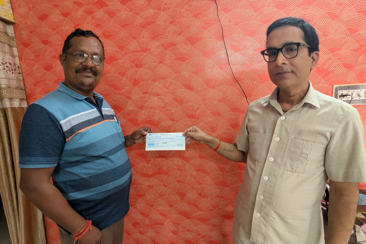 भूषण देवांगन से चेक प्राप्त करते हुए राम अवतार देवांगन