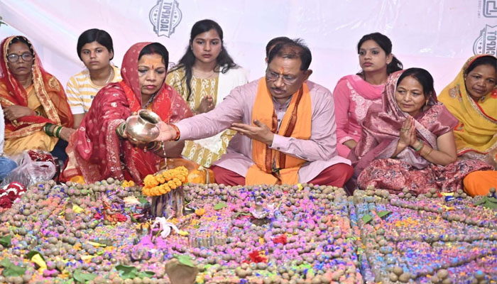 फलेश्वरनाथ महादेव मंदिर में की पूजा-अर्चना