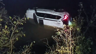 तालाब में गिरी स्कॉर्पियो