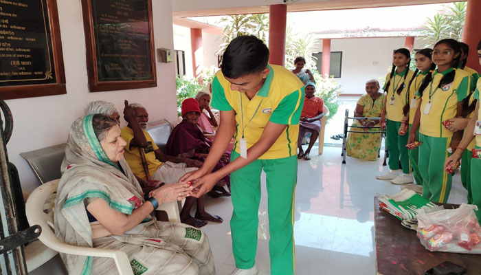 नन्हीं खुशियों से महका वृद्धाश्रम