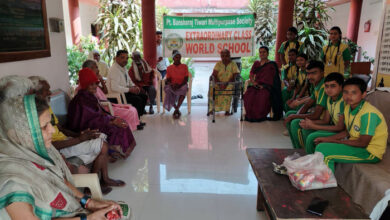 स्कूली बच्चों ने लिया बुजुर्गों का आशीर्वाद