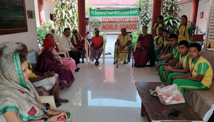 Balodabazar News: नन्हीं खुशियों से महका वृद्धाश्रम: स्कूली बच्चों ने लिया बुजुर्गों का आशीर्वाद