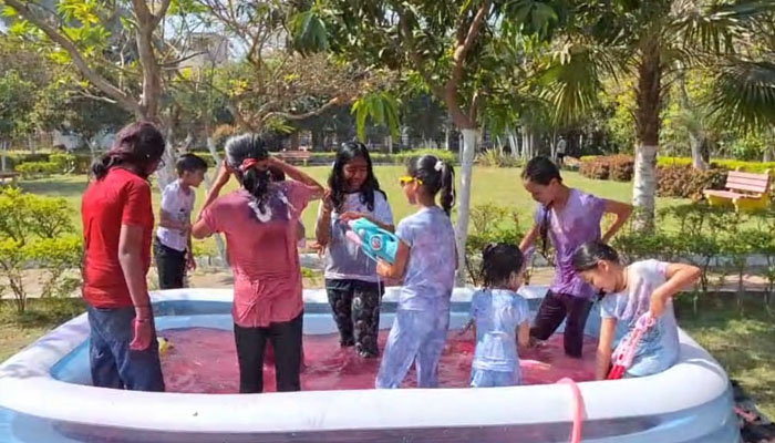 स्विमिंग पूल बना आकर्षण का केंद्र