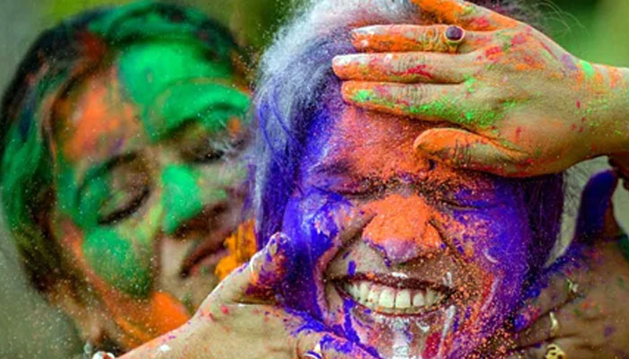 होली के केमिकल रंगों का असर