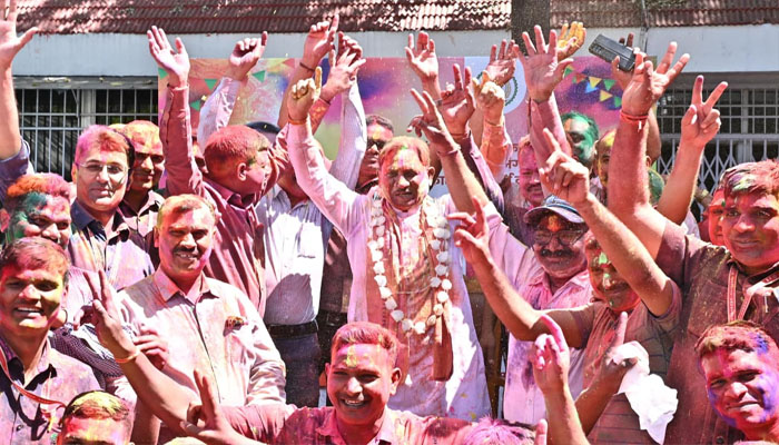 मुख्यमंत्री  निवास में होली के रंग: CM साय ने अधिकारियों-कर्मचारियों संग मनाया रंगोत्सव