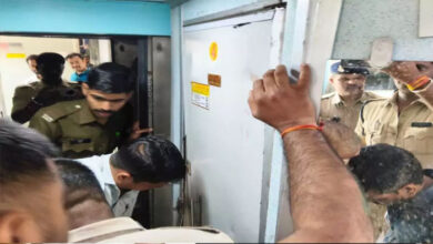 चलती ट्रेन के वॉशरूम में मिली जज की पत्नी की लाश, स्टेशन पर इंतजार करता रह गया पति